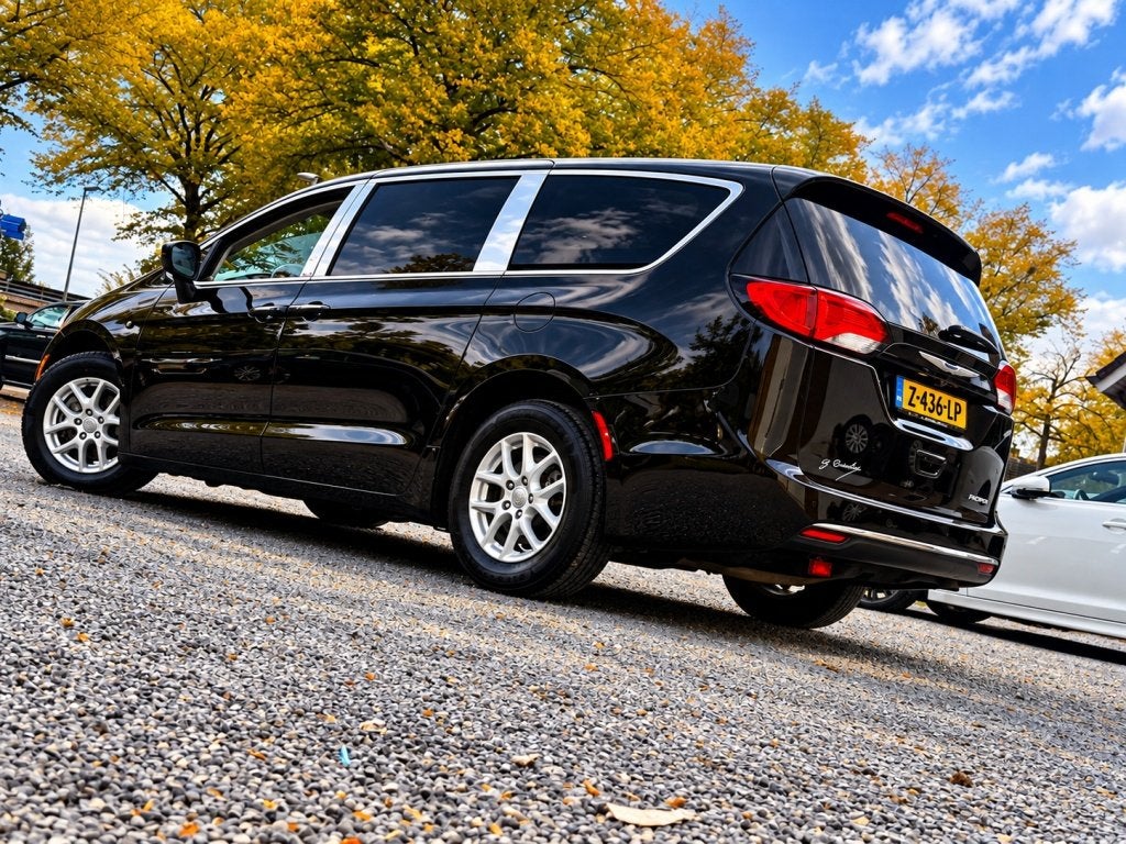 CHRYSLER GRAND VOYAGER 3.6 V6 LIMITED J.DAIMLER STOW&GO BLAC, Auto's, Dealer onderhouden, Gebruikt, Grand Voyager, Zwart