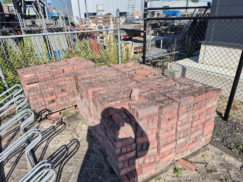 50m2 Roodzwart genuanceerde betonwaaltjes  20 m2 koppelstone, Ophalen, Gebruikt, Klinkers, 10 m² of meer
