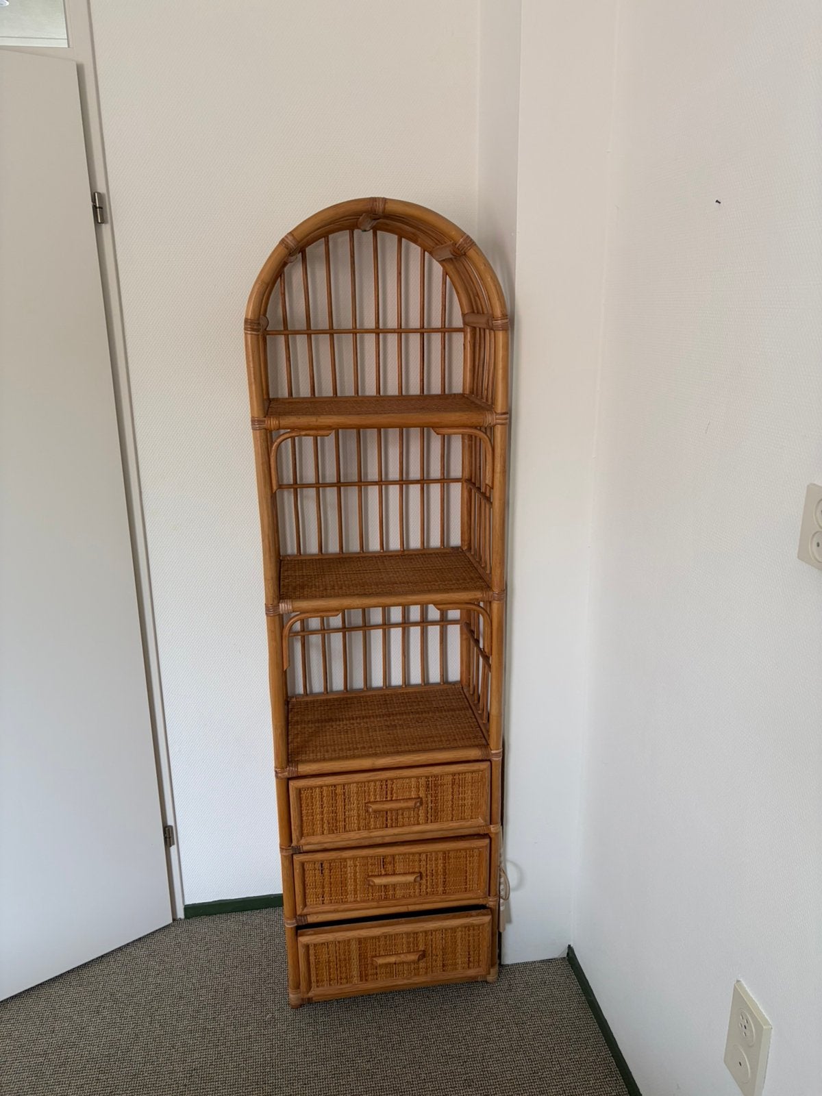 Prachtige Vintage Rotan Boogkast / Vakkenkast met 3 Lades, Ophalen, 50 tot 100 cm, Zo goed als nieuw, Minder dan 100 cm
