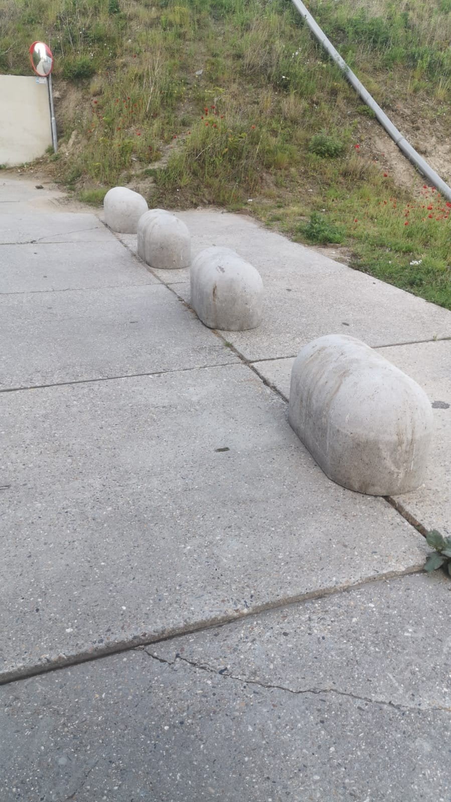 11 Betonnen Jumbo Blokken / Anti-parkeerblokken / Terreinafz, Ophalen