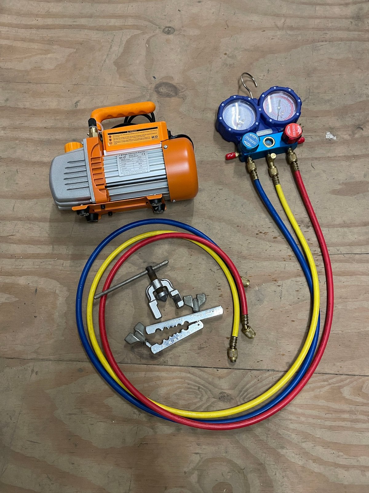 Te huur Airco vacuumpomp, meterset en flaretang te huur, Ophalen, Minder dan 60 m³, 3 snelheden of meer, Zo goed als nieuw