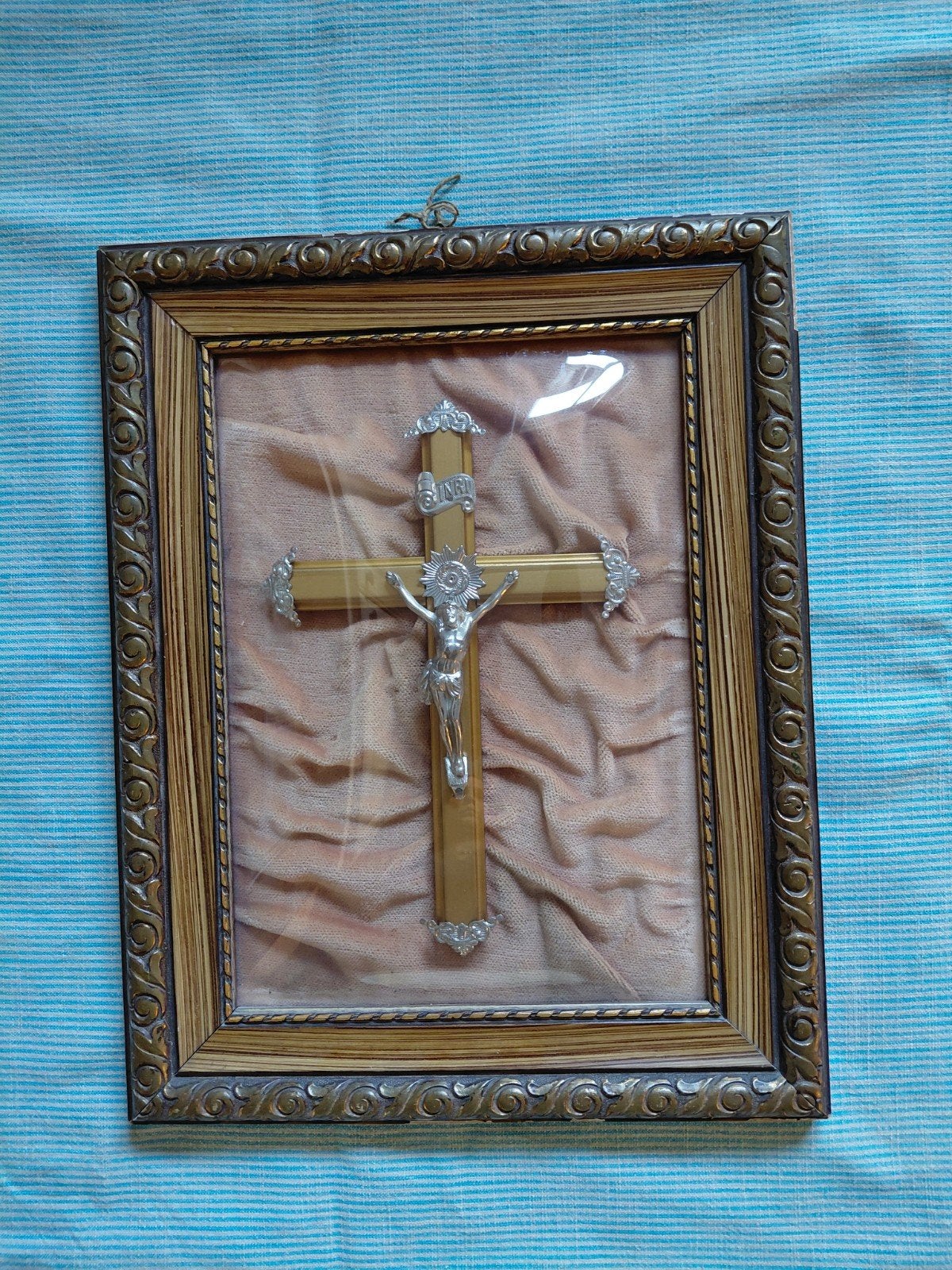 Antiek ingelijst kruisbeeld in bol glas, Ophalen of Verzenden