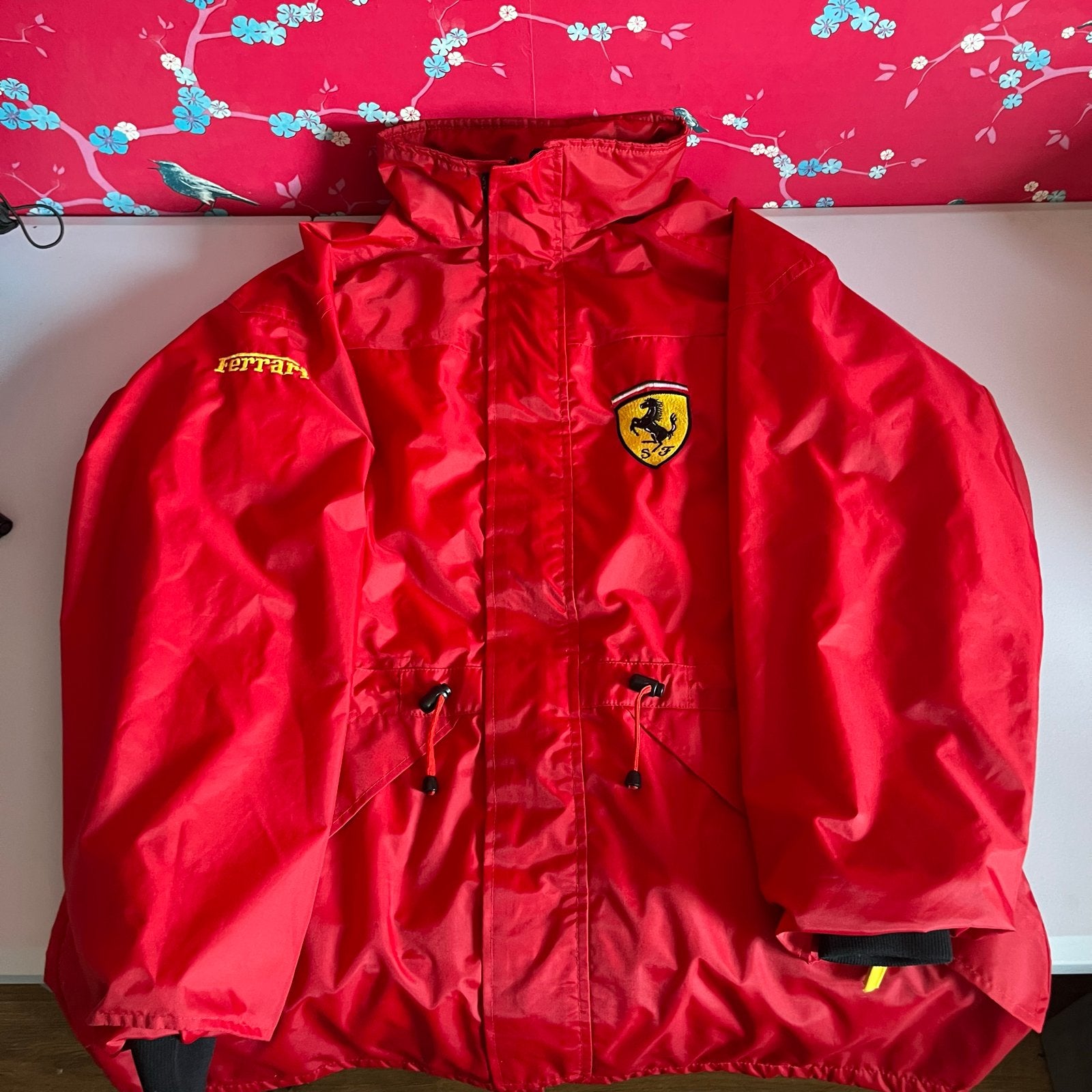 Ferrari Regenjas 1996 F1 Editie, Ophalen of Verzenden, Zo goed als nieuw, Overige maten, Rood