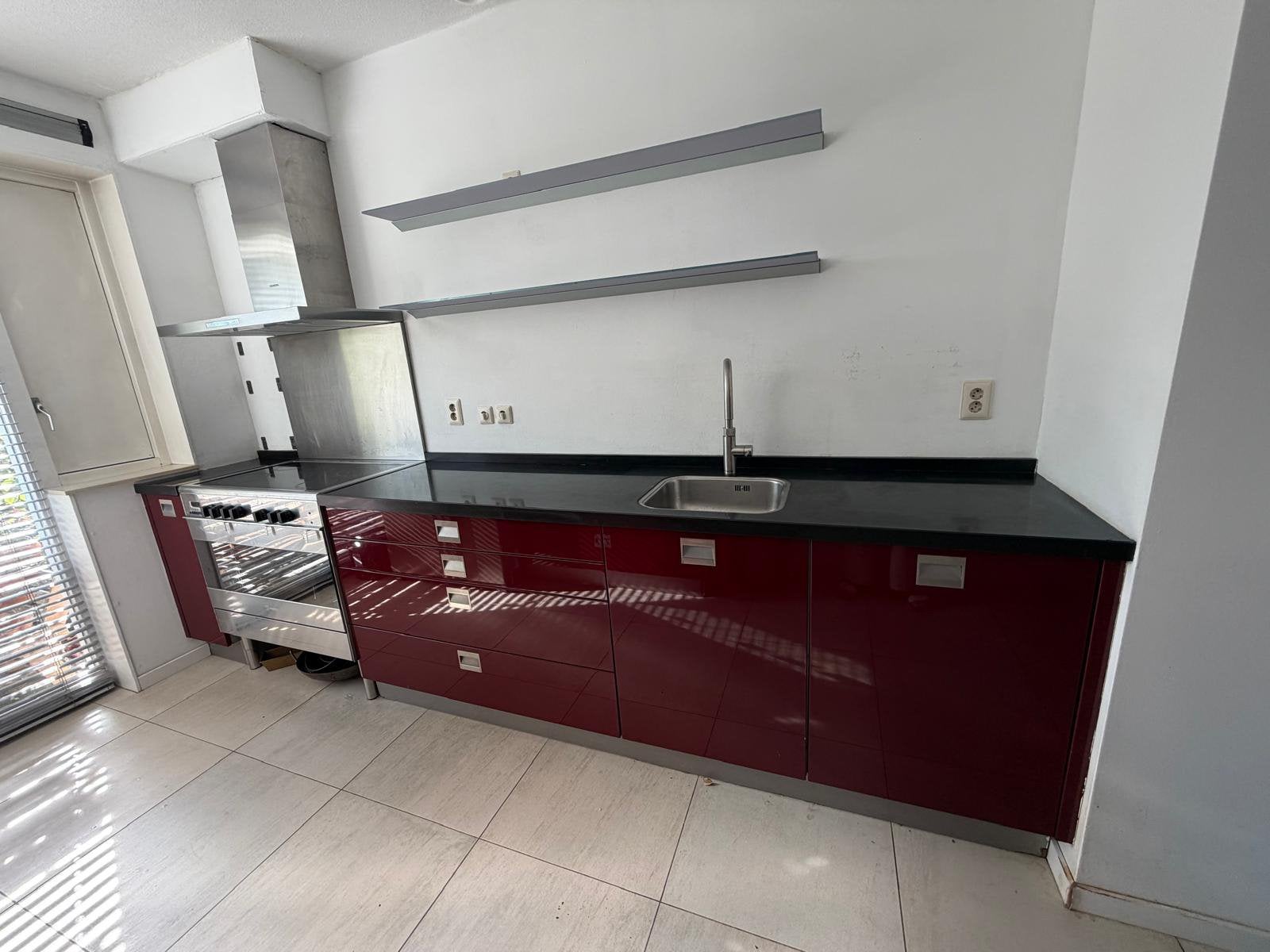 Glanzend bordeaux rode keuken, Huis en Inrichting, Ophalen, Gebruikt, Overige kleuren, Dubbelwandige keuken