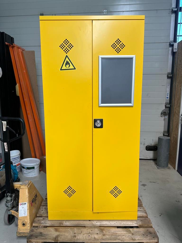 Gele metalen veiligheidskast met slot en planken, Ophalen, Gebruikt