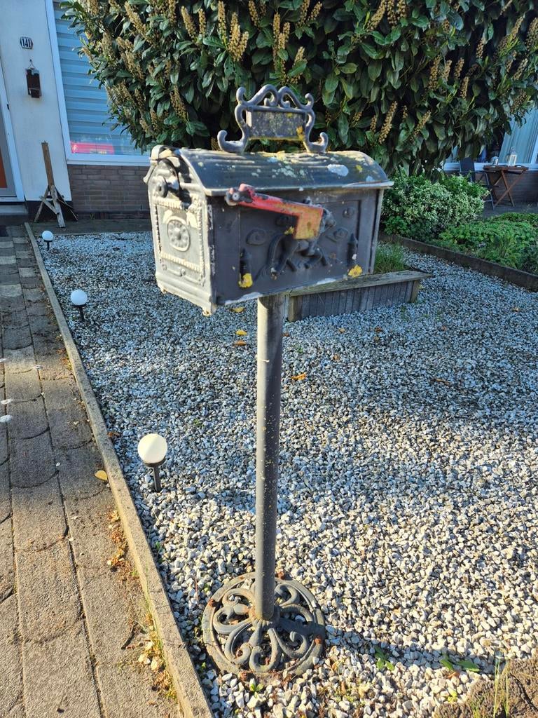 Antieke gietijzeren staande brievenbus, Tuin en Terras, Brievenbussen, Ophalen, Gebruikt, IJzer, Staande brievenbus