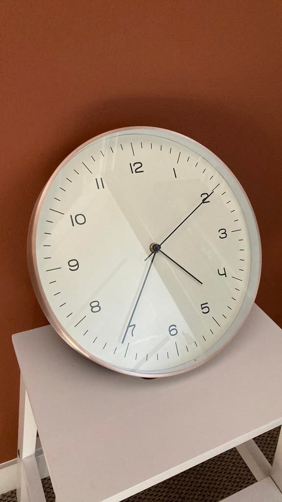 Klok 31cm doorsnede met roze rand, Ophalen of Verzenden, Wandklok