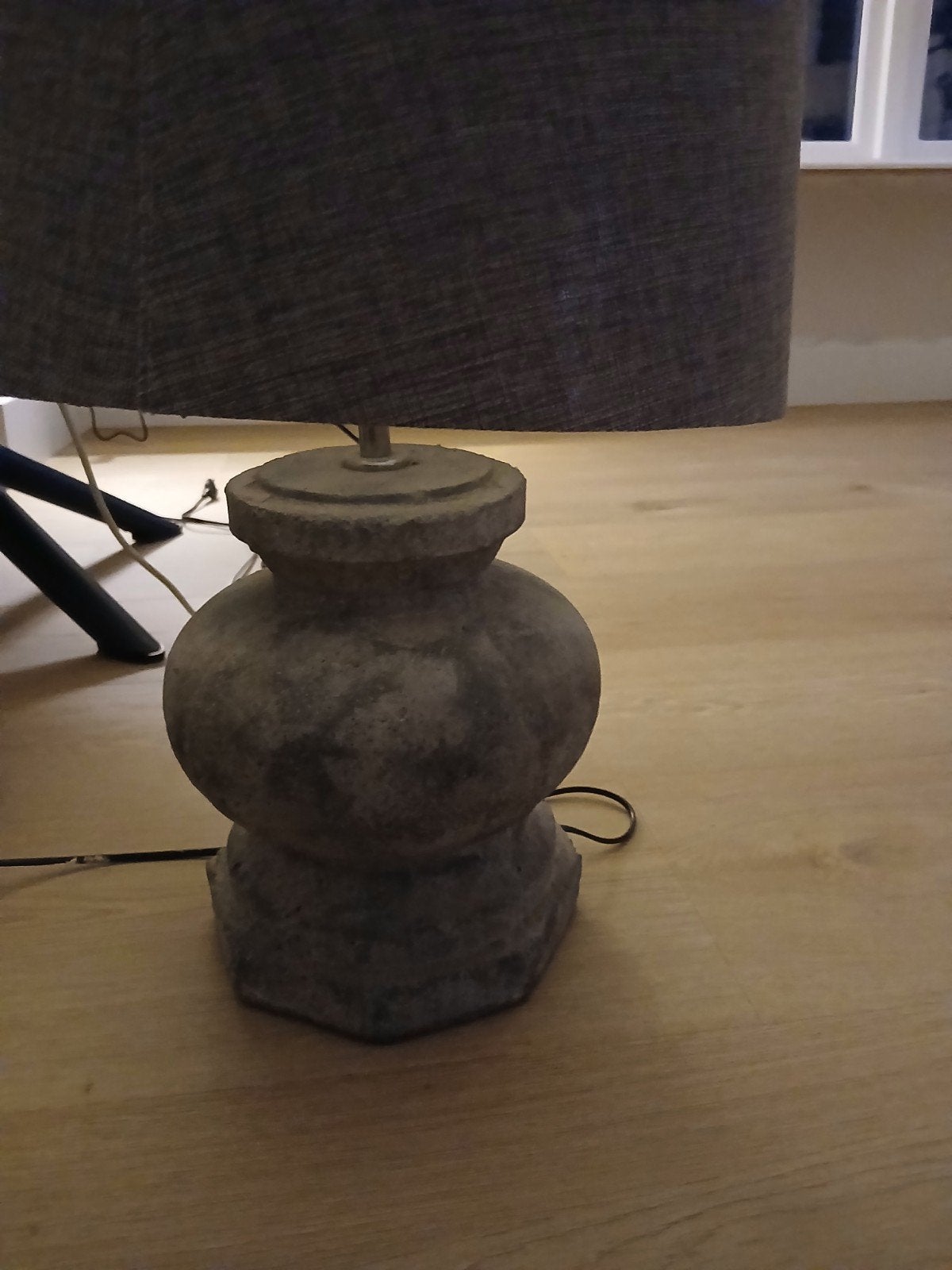 lamp grijs  met beton voet met kap, Huis en Inrichting, Overige materialen, Nieuw, Ophalen of Verzenden, Met kap