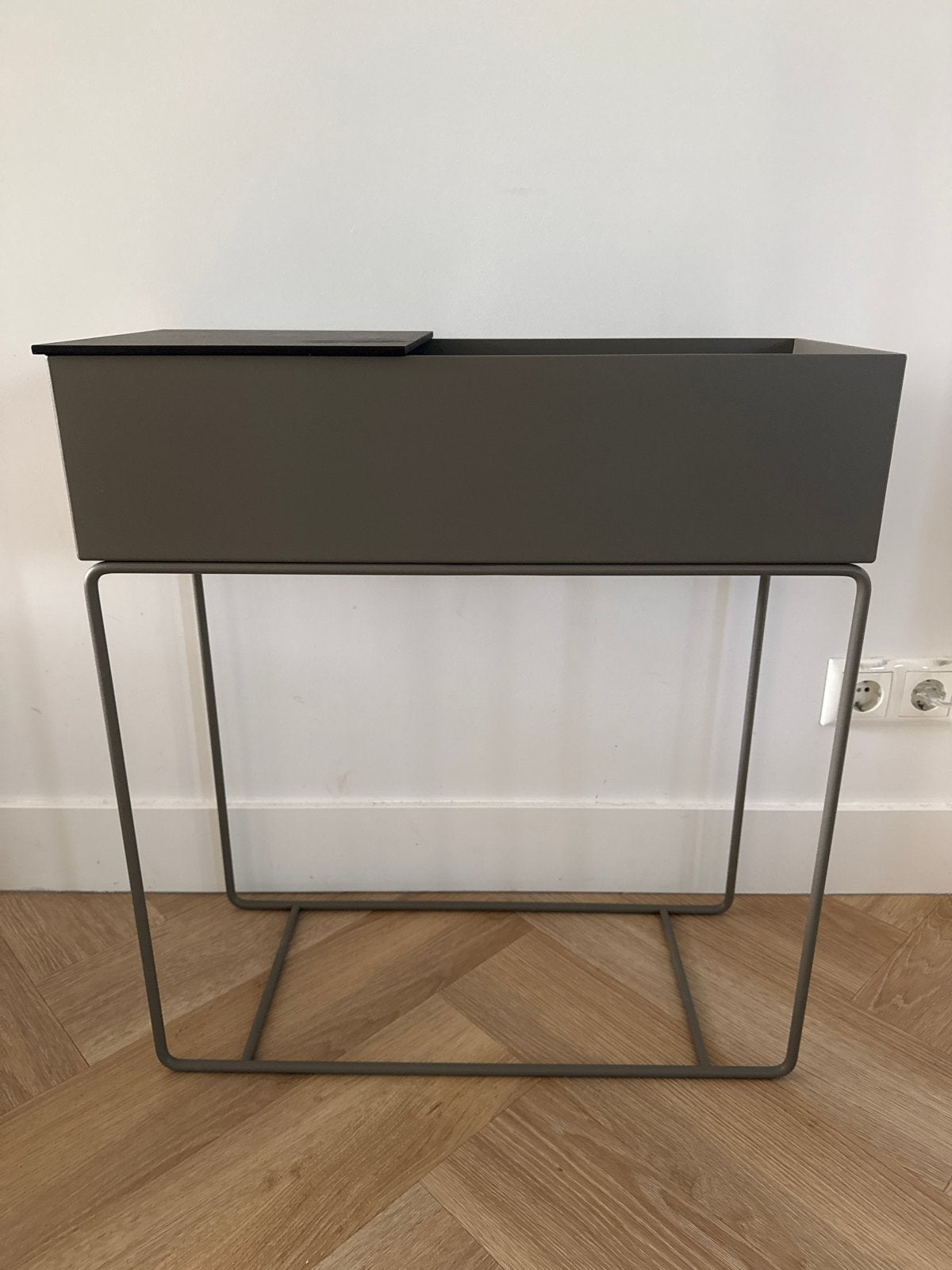 Ferm Living Plantenbak Antraciet met Zwart Plankje, Ophalen, Zo goed als nieuw, Metaal