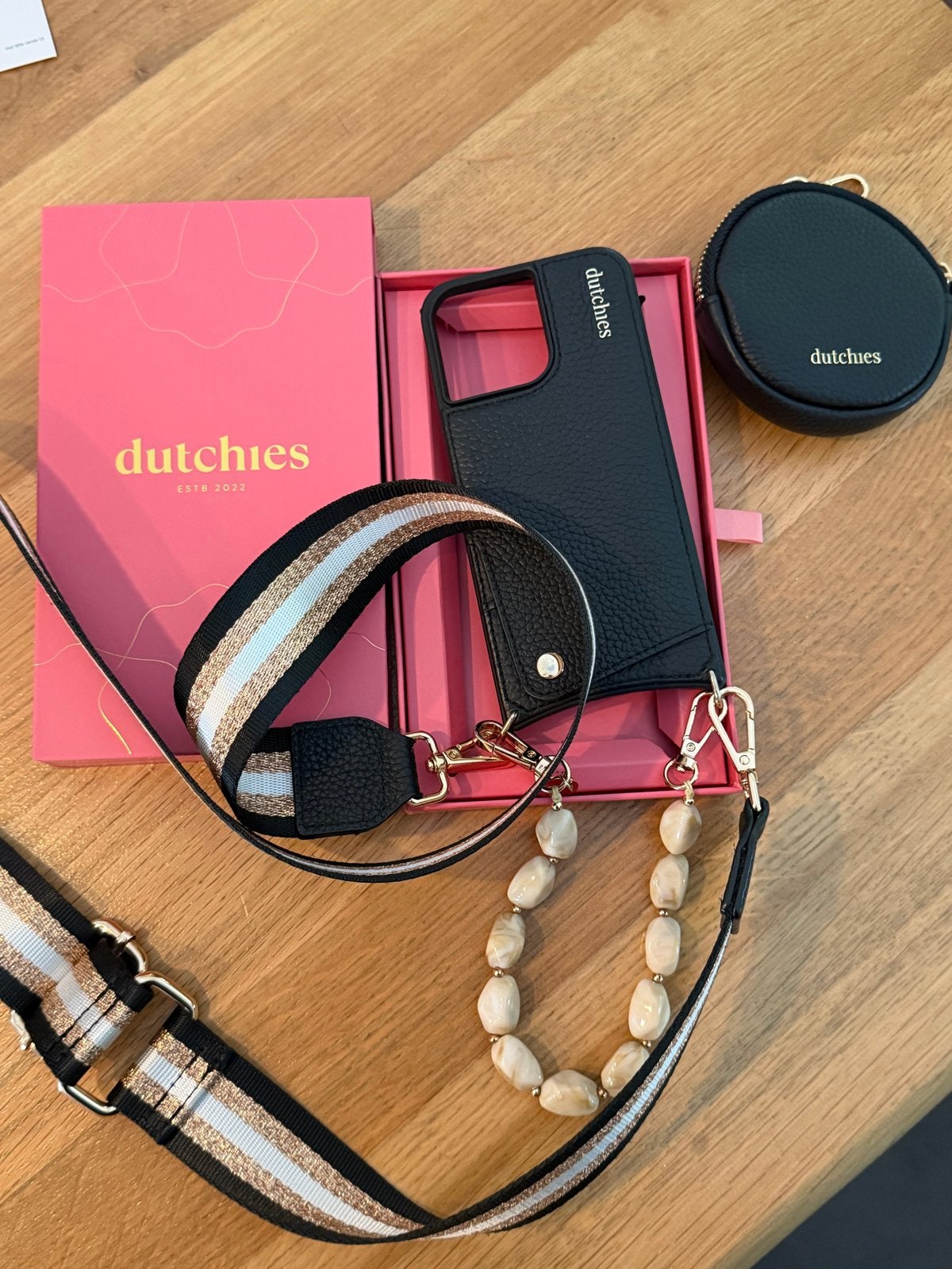 Dutchies iPhone 14 Pro Max hoesje met bandjes en tasje, IPhone 14 Pro Max, Zwart, Met koord, Dutchies