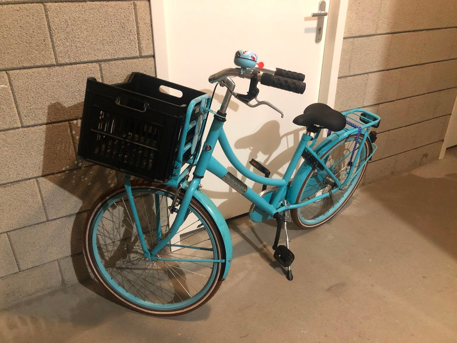 Leuke turquoise damesfiets met krat, Fietsen en Brommers, Fietsen | Dames | Damesfietsen, Velgrem, Ophalen, Overige merken, Gebruikt