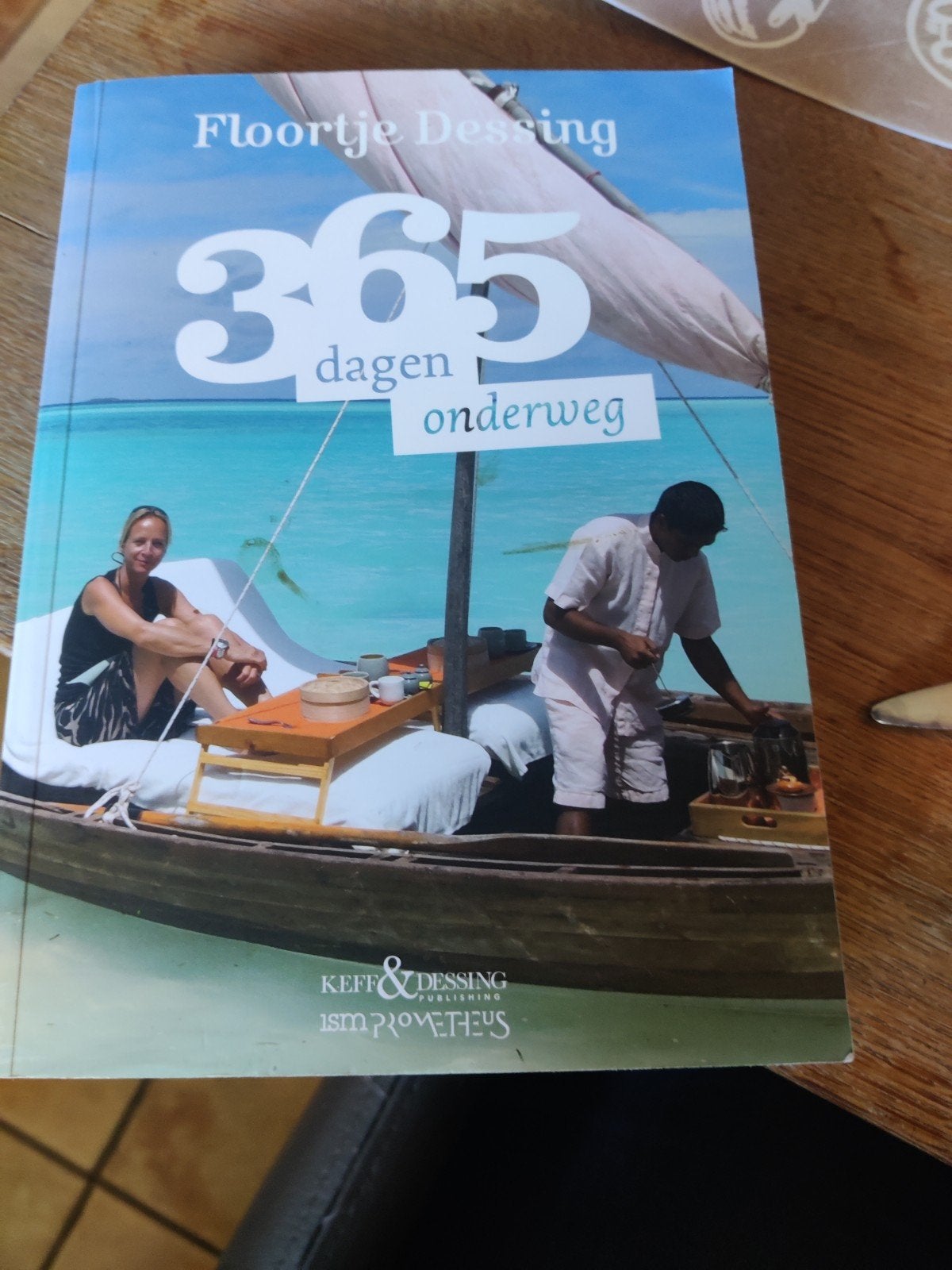 Floortje Dessing - 365 dagen onderweg, Europa, Ophalen of Verzenden, Zo goed als nieuw, Reisgids of -boek