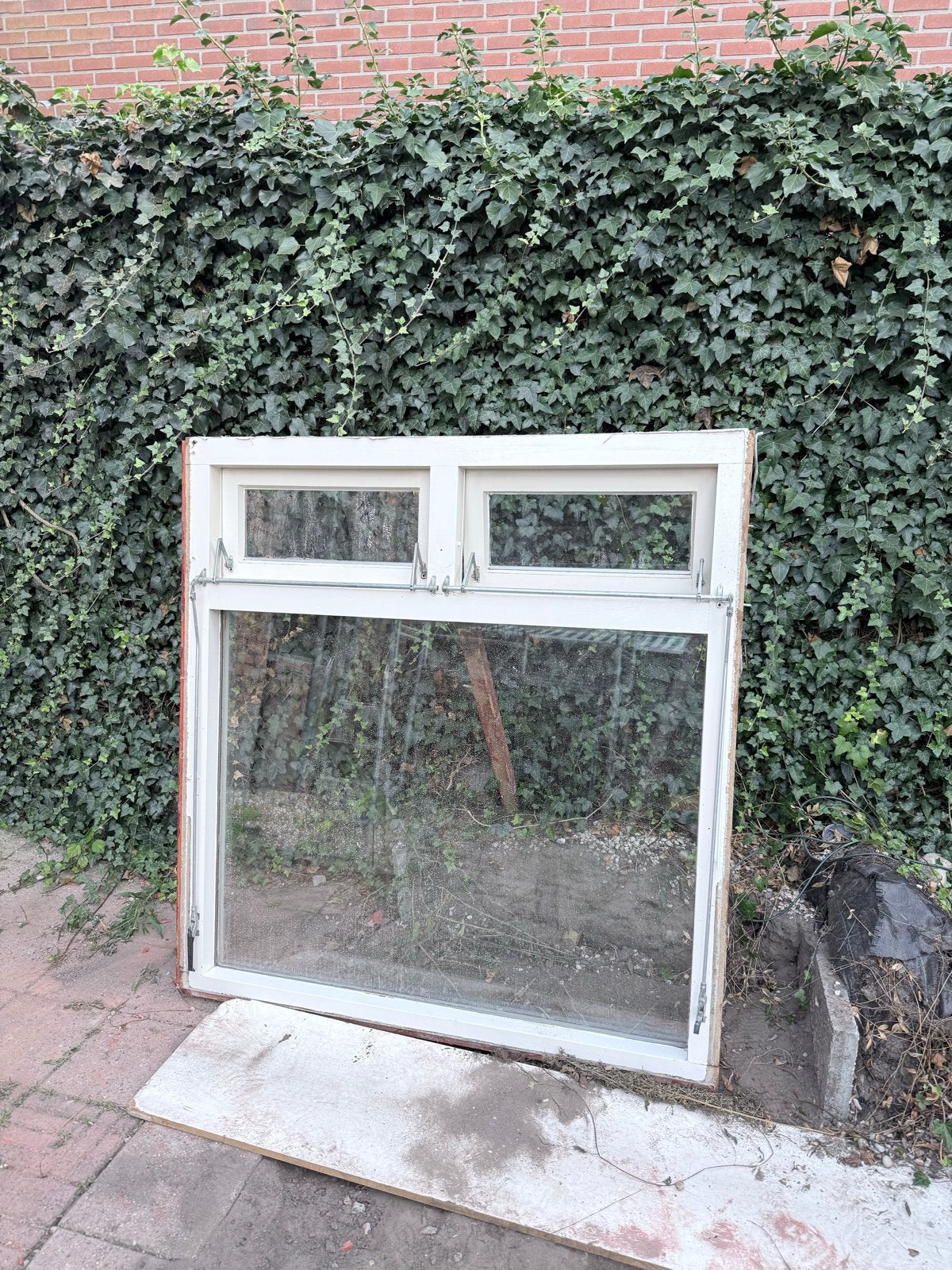Gebruikt houten kozijn met deels dubbel glas, Doe-het-zelf en Verbouw, Glas en Ramen, Ophalen, Gevelraam of Ruit, Gebruikt, 120 tot 160 cm