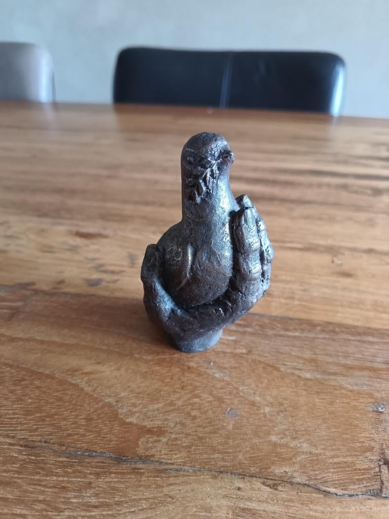 Beeld van vredestuif in hand 10 cm hoog, Verzamelen, Beelden en Beeldjes, Ophalen of Verzenden, Zo goed als nieuw, Mens