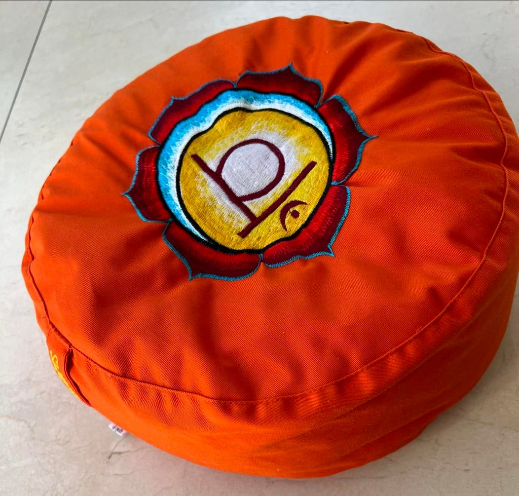 Meditatie/yogakussen met svadhishana symbool, Verzenden, Zo goed als nieuw, Yoga-accessoire