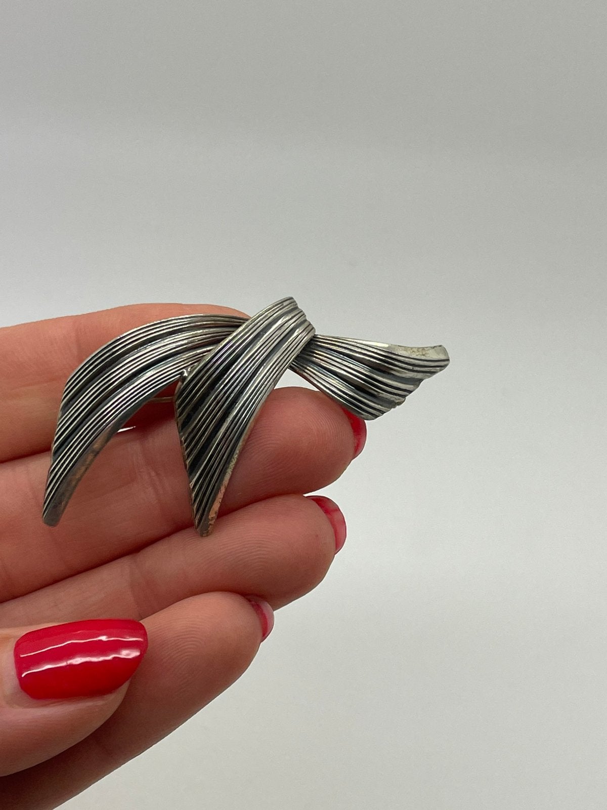 E511 Prachtige sierlijke TEKA broche, Sieraden, Tassen en Uiterlijk, Ophalen of Verzenden, Zilver, Broche