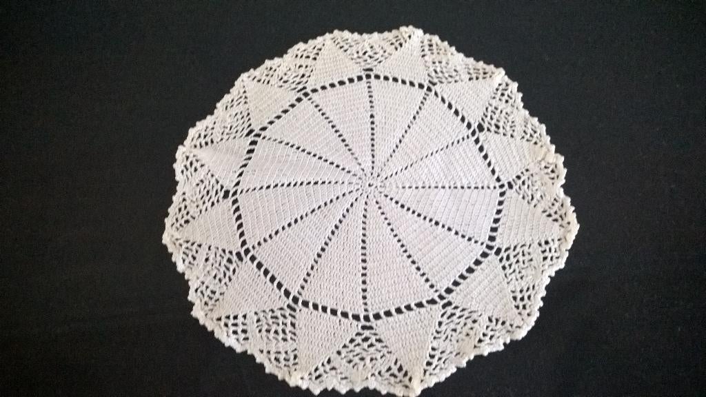 Vintage gehaakt kleedje, 50 tot 100 cm, Wit, Rond, Zo goed als nieuw