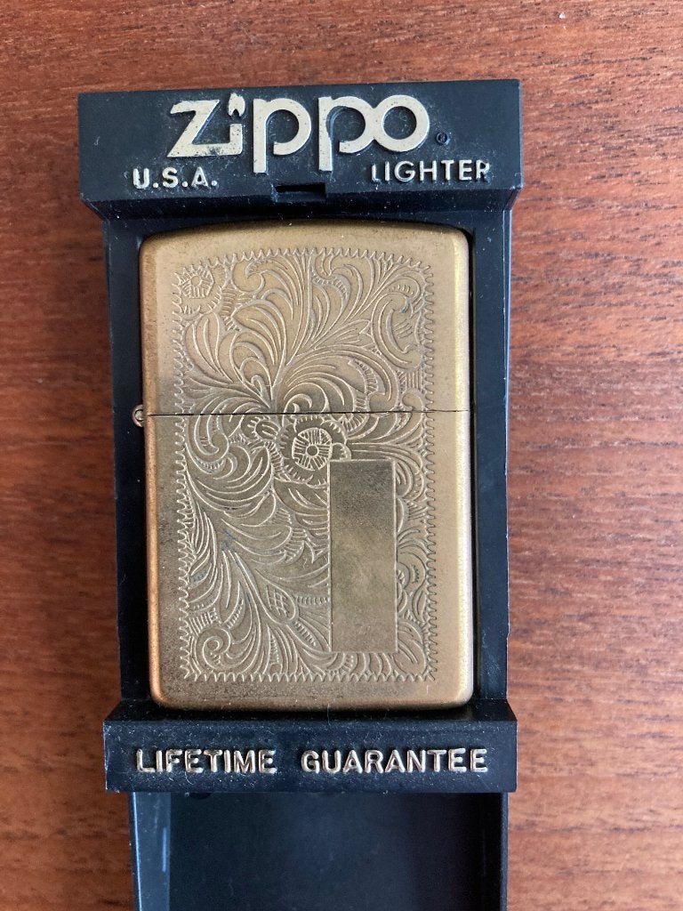 Zippo High Polish Brass Venetian Pocket Lighter 1993 (nieuw), Ophalen of Verzenden, Nieuw, Aansteker
