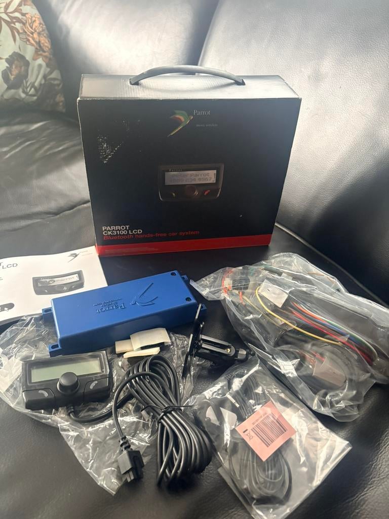 Nieuw Parrot CK3100 LCD Bluetooth carkit handsfree systeem, Auto diversen, Carkits, Ophalen of Verzenden, Nieuw