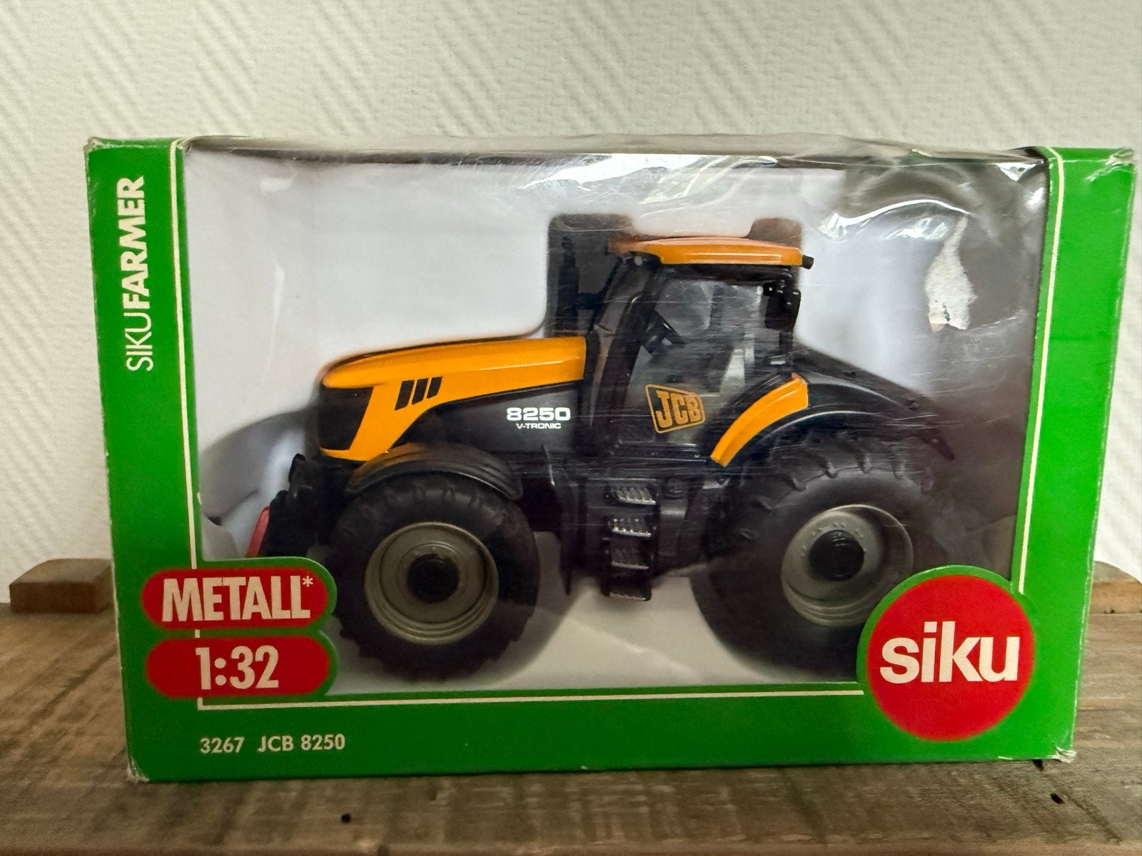 Siku Farmer 3267 JCB 8250 V-Tronic Tractor 1:32 Nieuw in doo, Ophalen, Nieuw
