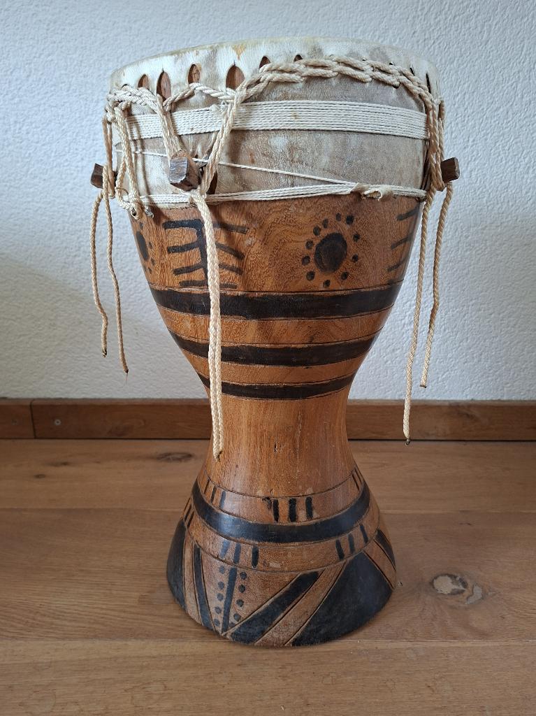 Kleine Afrikaanse djembé, gesneden uit hout en geitenvel, Muziek en Instrumenten, Percussie, Ophalen of Verzenden, Zo goed als nieuw