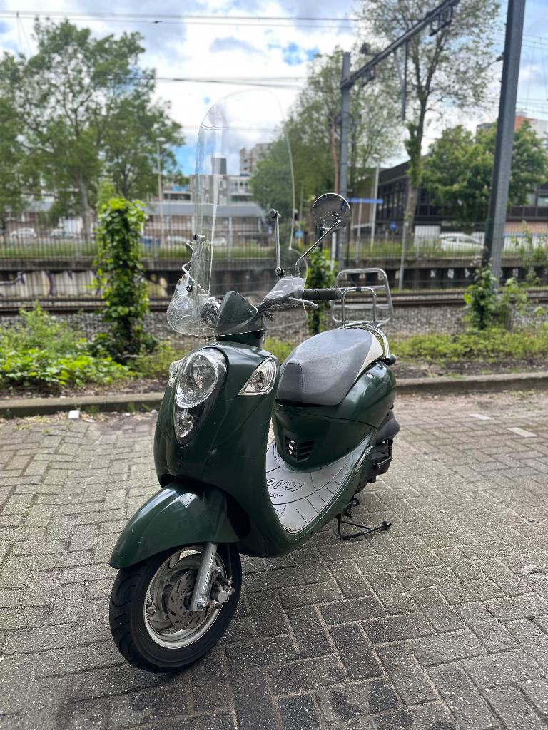 Sym Mio Scooter - Inclusief helm en slot, Fietsen en Brommers, Scooters | SYM, Gebruikt, Maximaal 45 km/u, Benzine, 50 cc