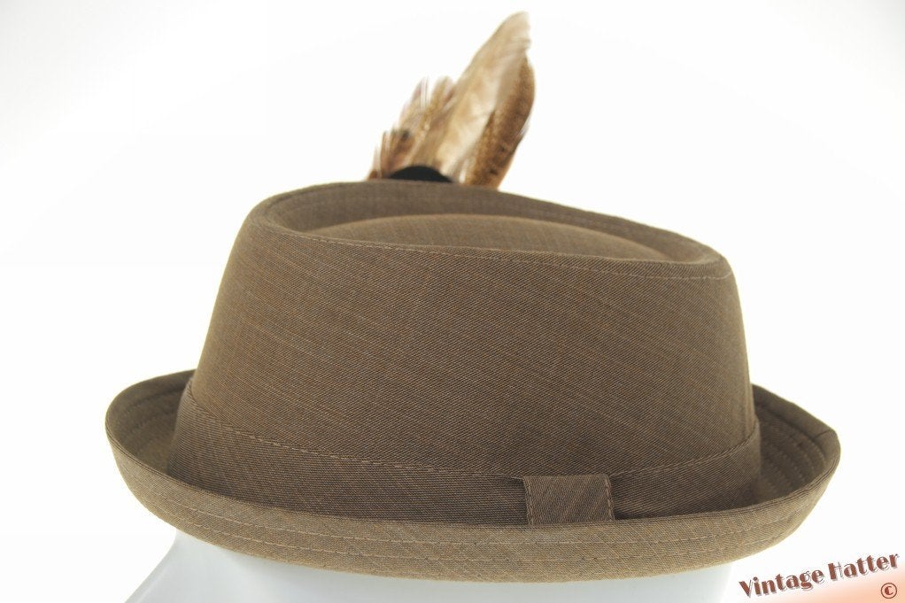 Porkpie hoed beige bruin katoen met veren 57, 58 en 59 nieuw, Ophalen of Verzenden, Nieuw, 58 of 59 cm (L, 7¼ of ⅜ inch), Hoed