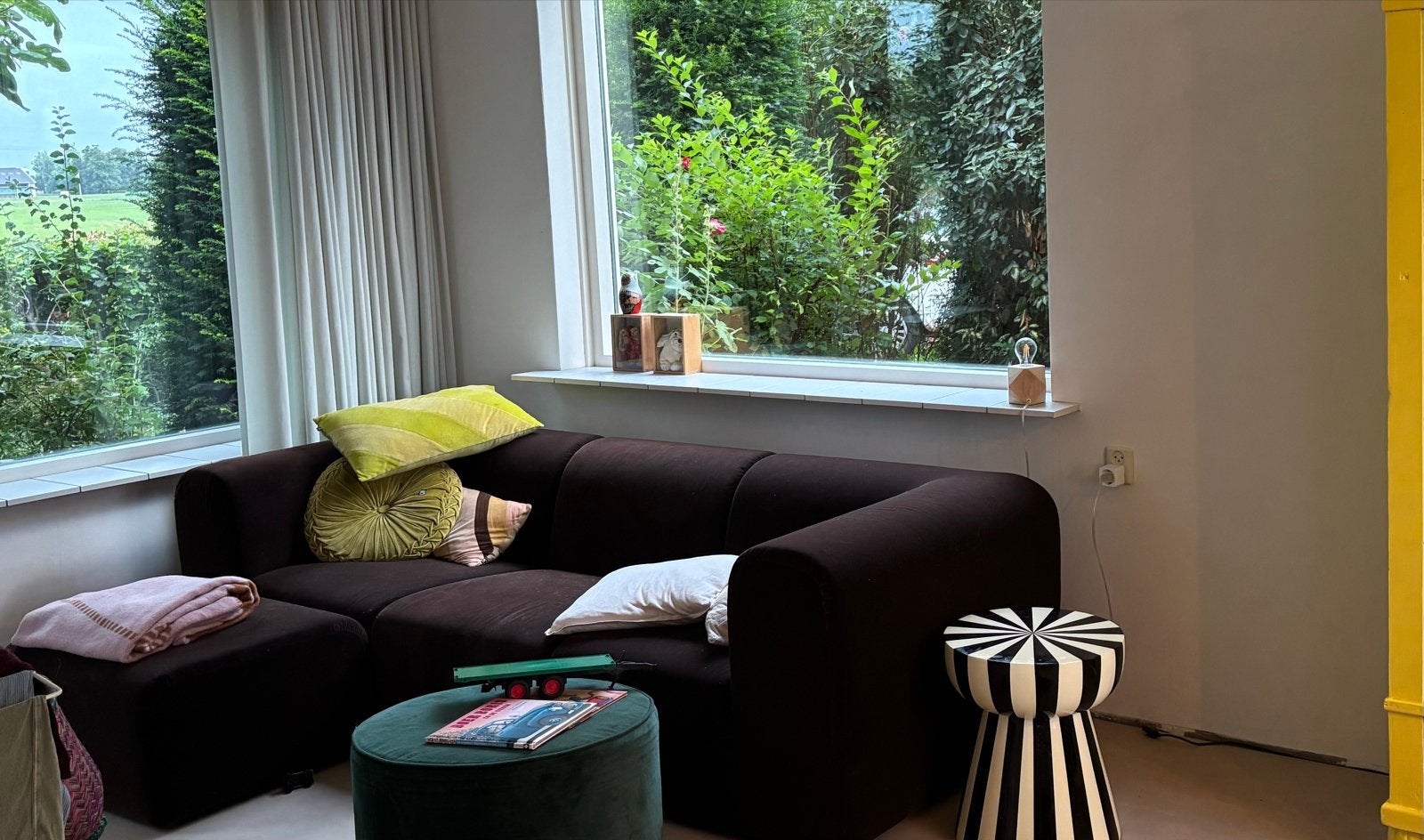 Ikea Stockholm bank, donkerbruin suède, zo goed als nieuw, Ophalen, Driepersoons, 75 tot 100 cm, Zo goed als nieuw