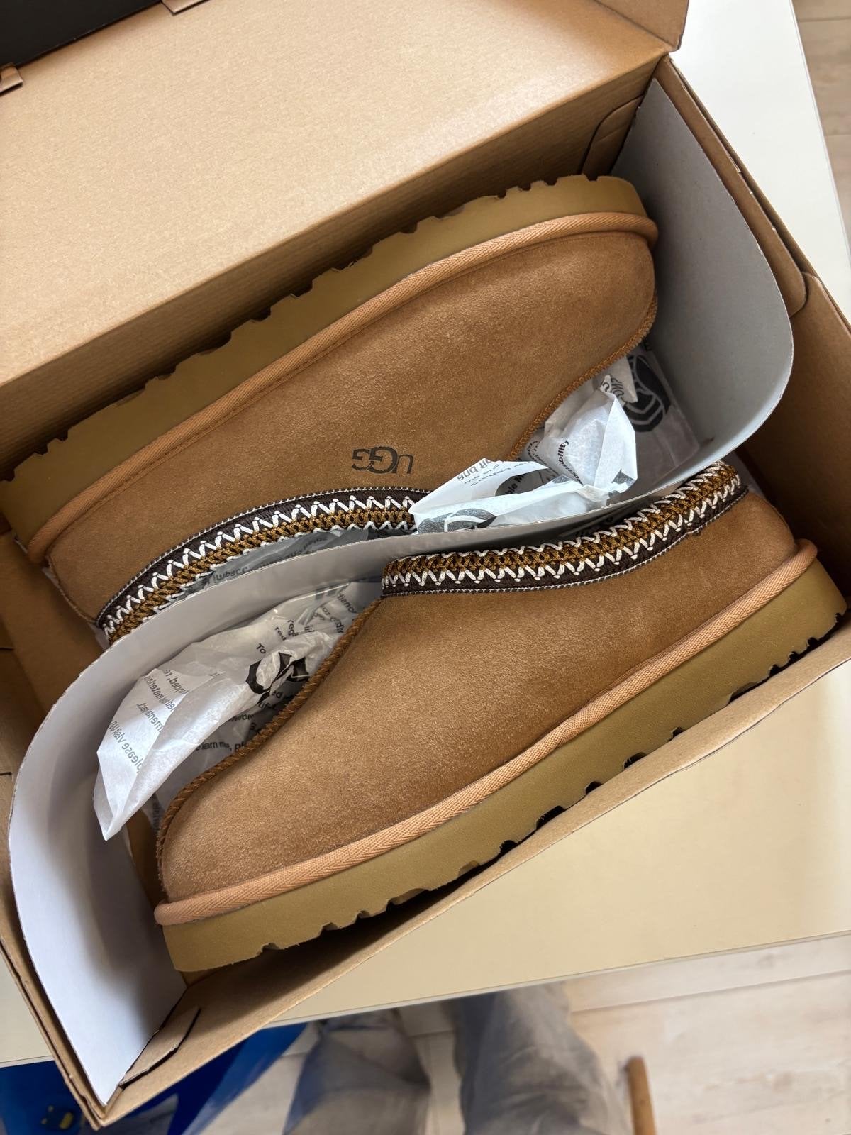 Ugg Tasman Slipper Chesnut pantoffels Bruin 42, Nieuw, Ophalen of Verzenden, Pantoffels of Sloffen, -
