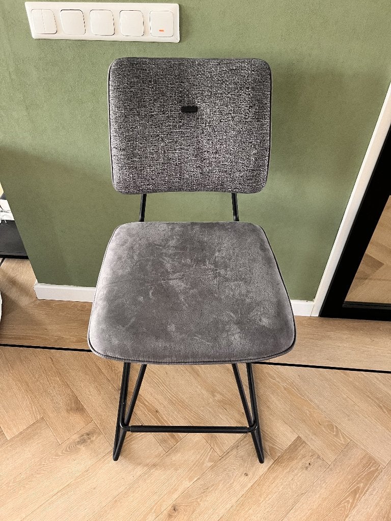 Moderne barkruk met stoffen bekleding en metalen frame, Huis en Inrichting, Barkrukken, Ophalen, 60 tot 90 cm, Nieuw, 1 kruk