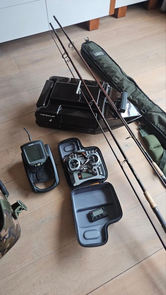 Nette voerboot The Bullet met r15 dieptemeter, Watersport en Boten, Ophalen, Zo goed als nieuw, Overige typen