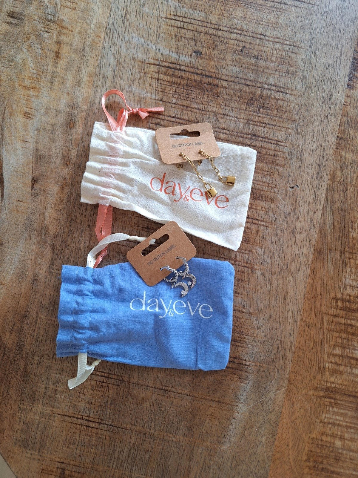 2 paar Day&Eve oorbellen nieuw met prijskaartje, Overige materialen, Hangers, Nieuw, Ophalen of Verzenden