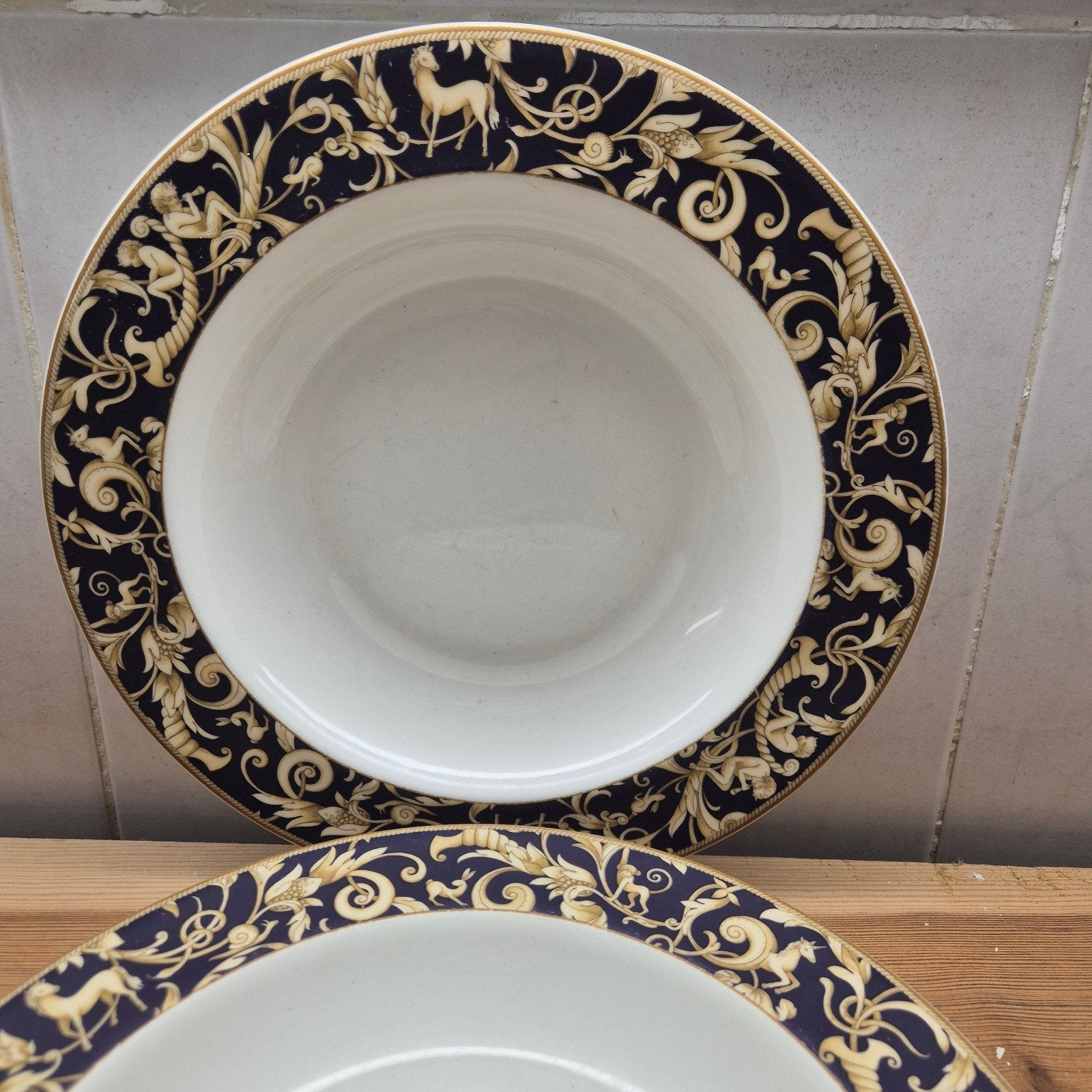 Set van 2 Wedgwood Cornucopia pastaborden 28,5cm, Gebruikt, Klassiek, Ophalen of Verzenden, Bord(en)