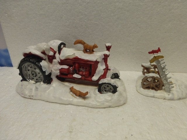 lemax snowed inn kerstdorp tractor accessoire scenery kerst, Diversen, Kerst, Ophalen of Verzenden, Zo goed als nieuw