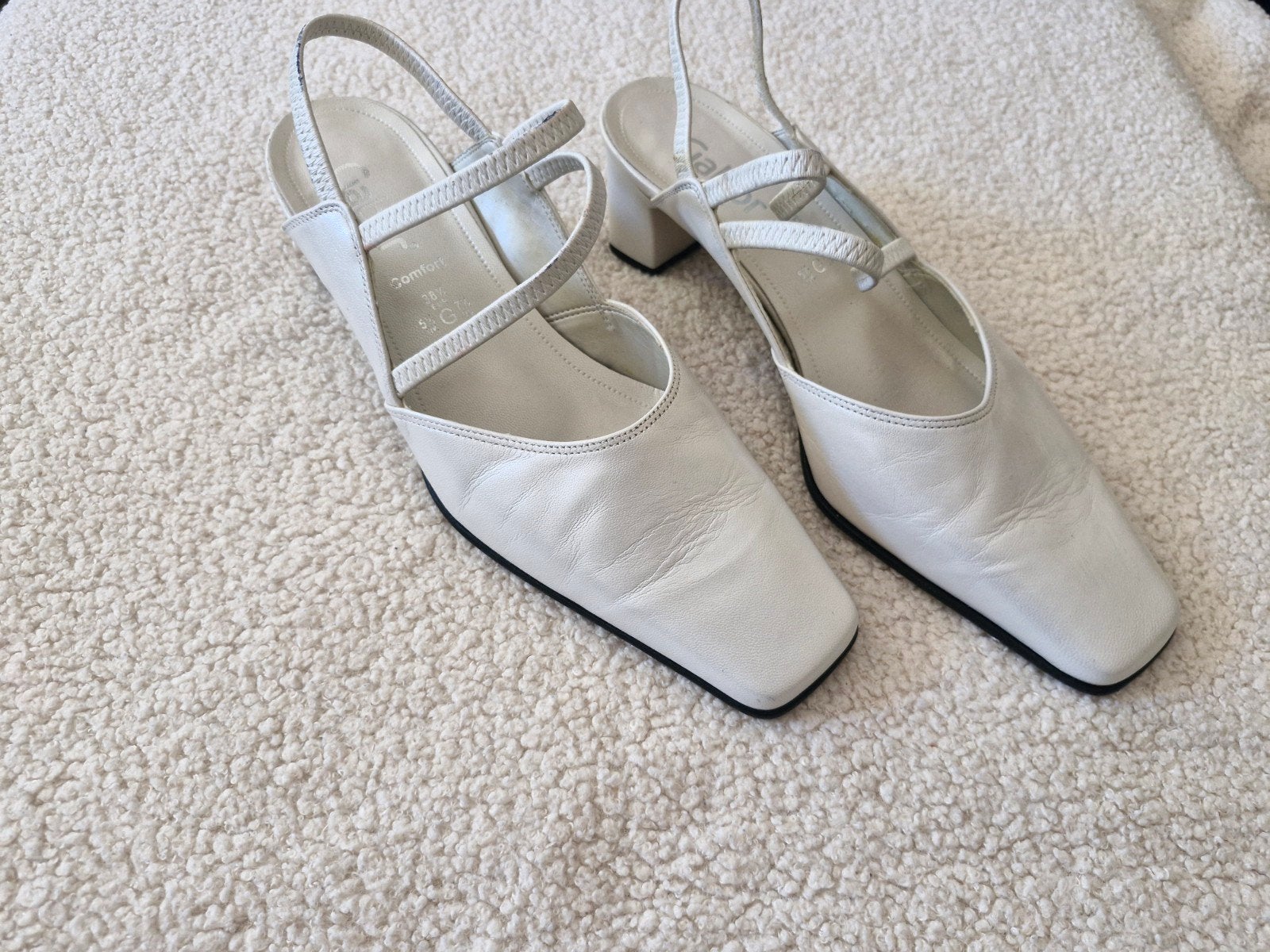 Ivoorkleurige trouwschoenen met kleine hak maat 38,5, Overige kleuren, Ophalen of Verzenden, Zo goed als nieuw, Onbekend