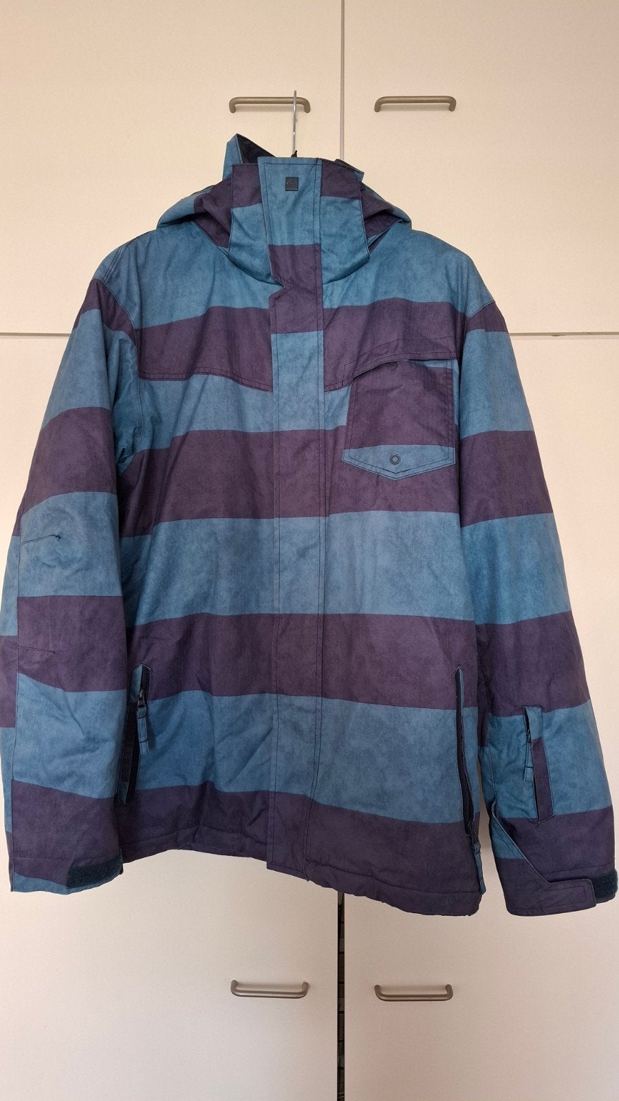 Quiksilver Snowboardjas Maat L - Blauw/Paars Gestreep, Kleding | Heren, Quiksilver, Maat 52/54 (L), Ophalen of Verzenden, Zo goed als nieuw