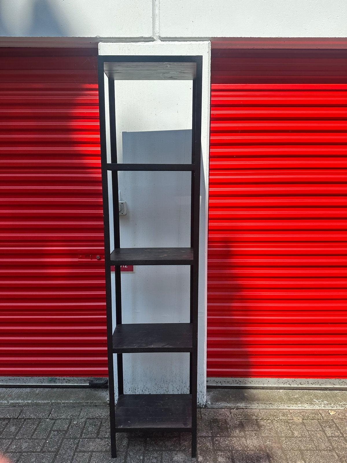 Zwart metalen kast met houten planken 220x50x30cm, Ophalen, Met plank(en), Gebruikt, 200 cm of meer