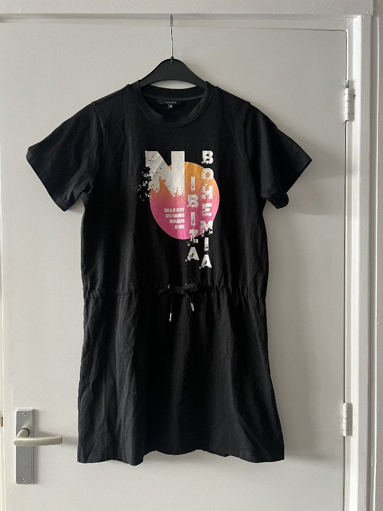 Zwarte Nikkie jurk met Ibiza opdruk maat 38, Kleding | Dames, Maat 38/40 (M), Zwart, Ophalen of Verzenden, Zo goed als nieuw