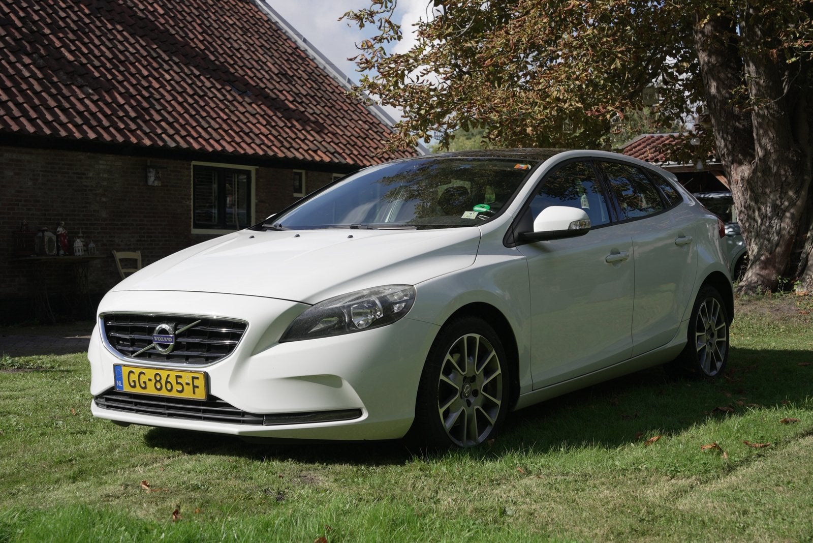 Volvo V40 2.0L T2 Kinetic Ice White | PANO, Auto's, Voorwielaandrijving, Stof, Zwart, 4 cilinders