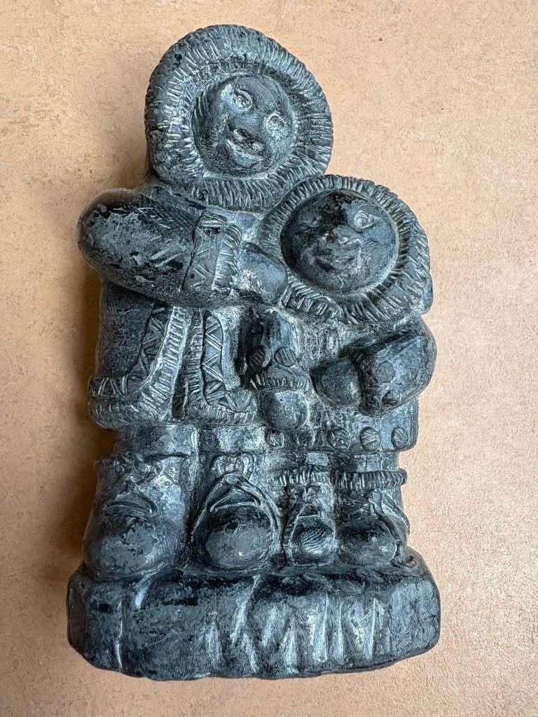 Mooi beeldje van een Inuit moeder met kind, Edmund Wolf, Antiek en Kunst, Handgemaakt, Steen/keramiek, 13 cm, Grijs