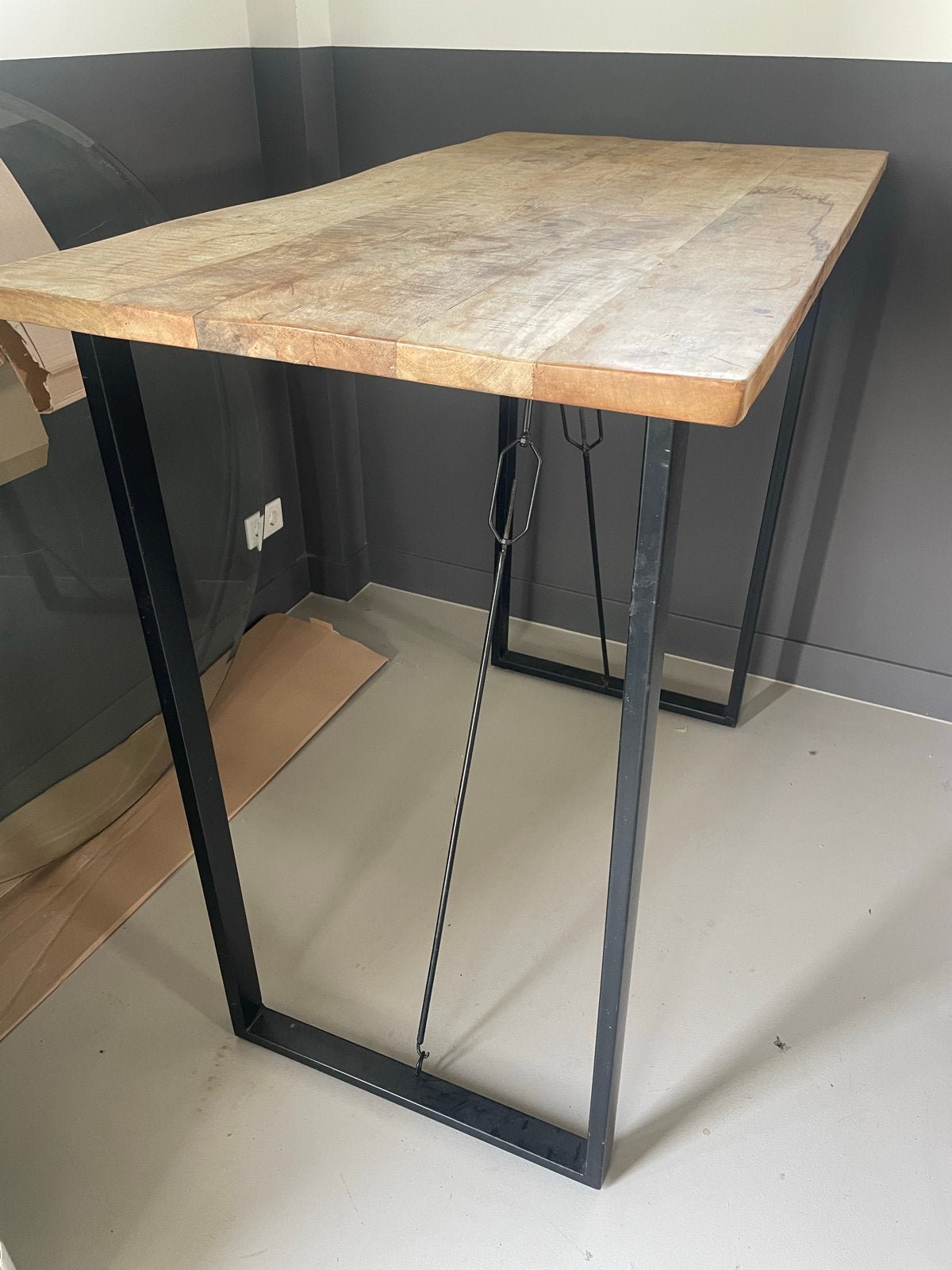 Hoge tafel/bartafel met houten blad en metalen onderstel, Huis en Inrichting, Tafels | Eettafels, Ophalen, Gebruikt, 100 tot 150 cm