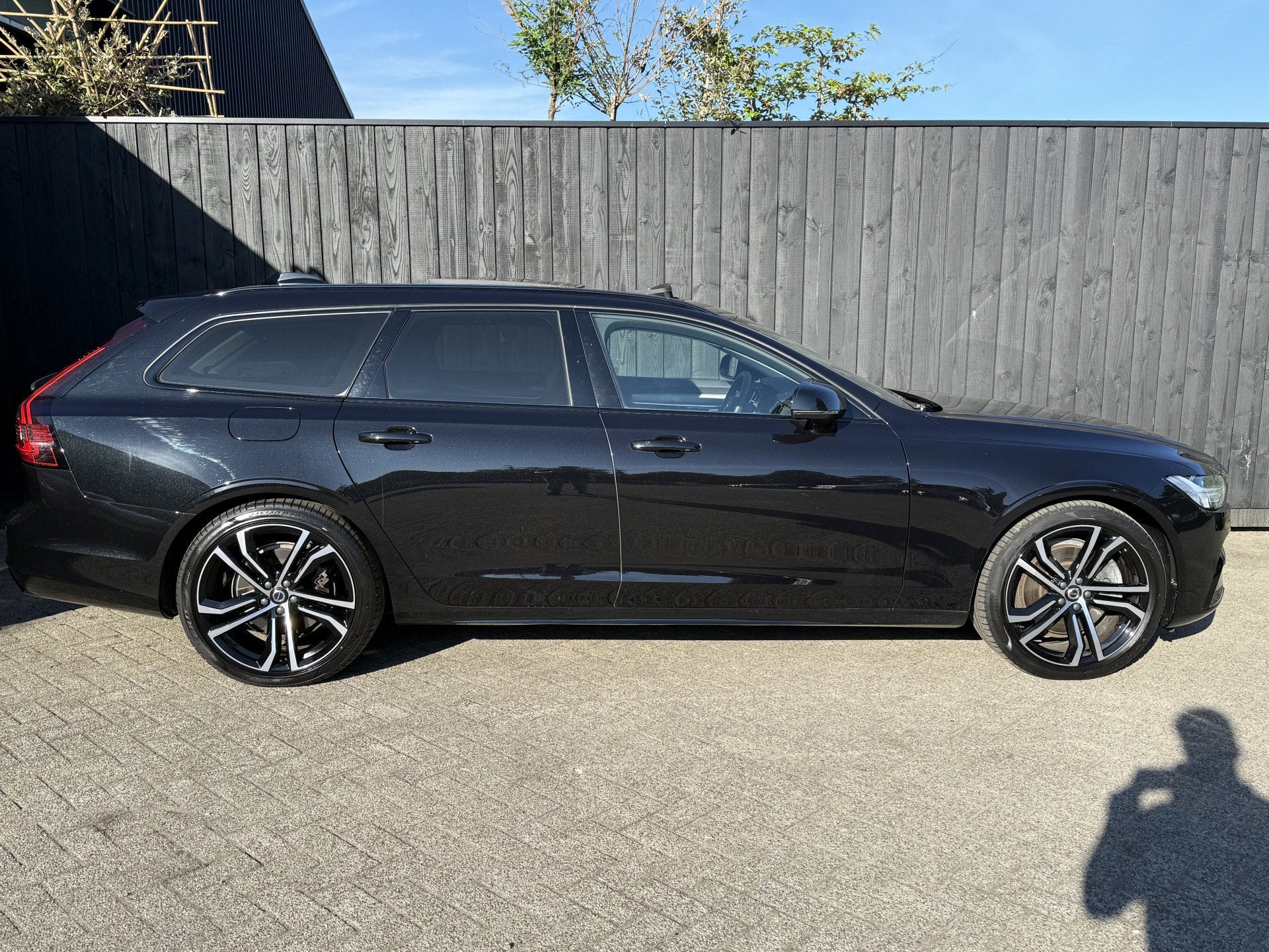 Volvo V90 2.0 T6 Plug-in hybrid AWD Plus Dark (bj 2022), Auto's, Automaat, 12 maanden, Zwart, 4 cilinders