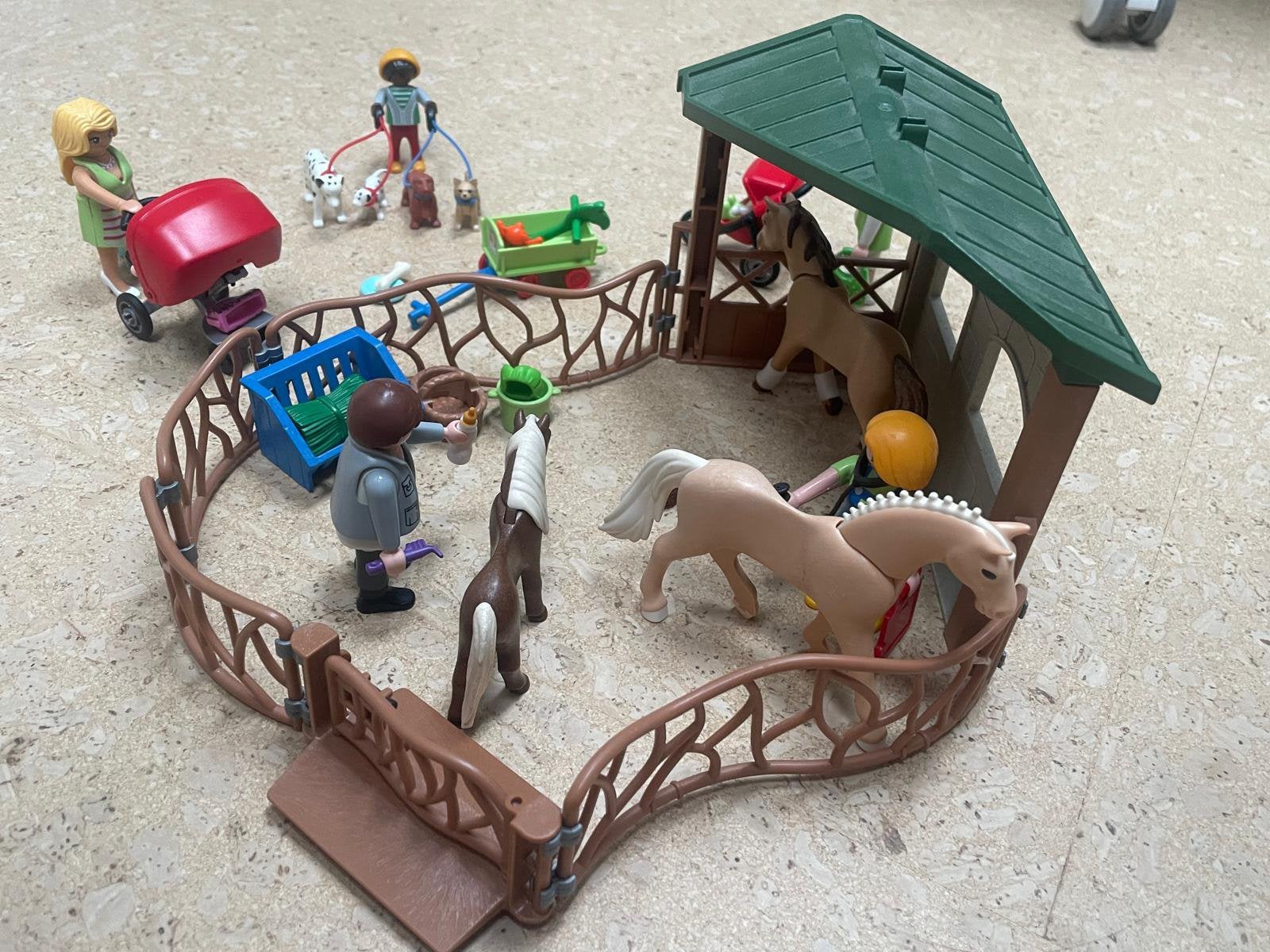 Grote Playmobil paardenstal met veel figuren en accessoires, Ophalen of Verzenden, Zo goed als nieuw