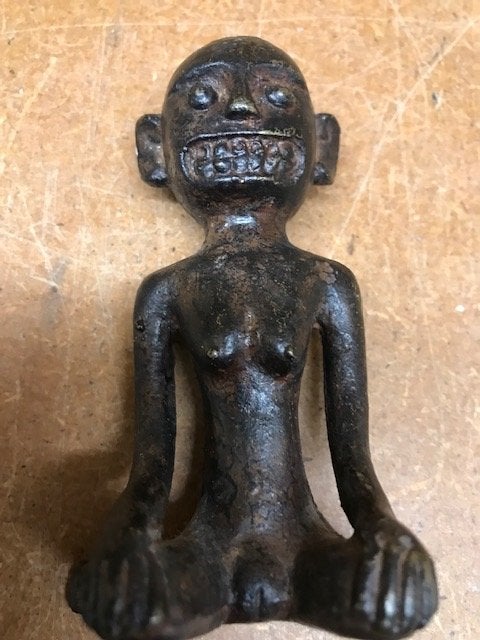 Antiek Afrikaans bronzen beeldje, zittende figuur ca 9,5cm., Ophalen, Afrika, Handgemaakt, 9 cm