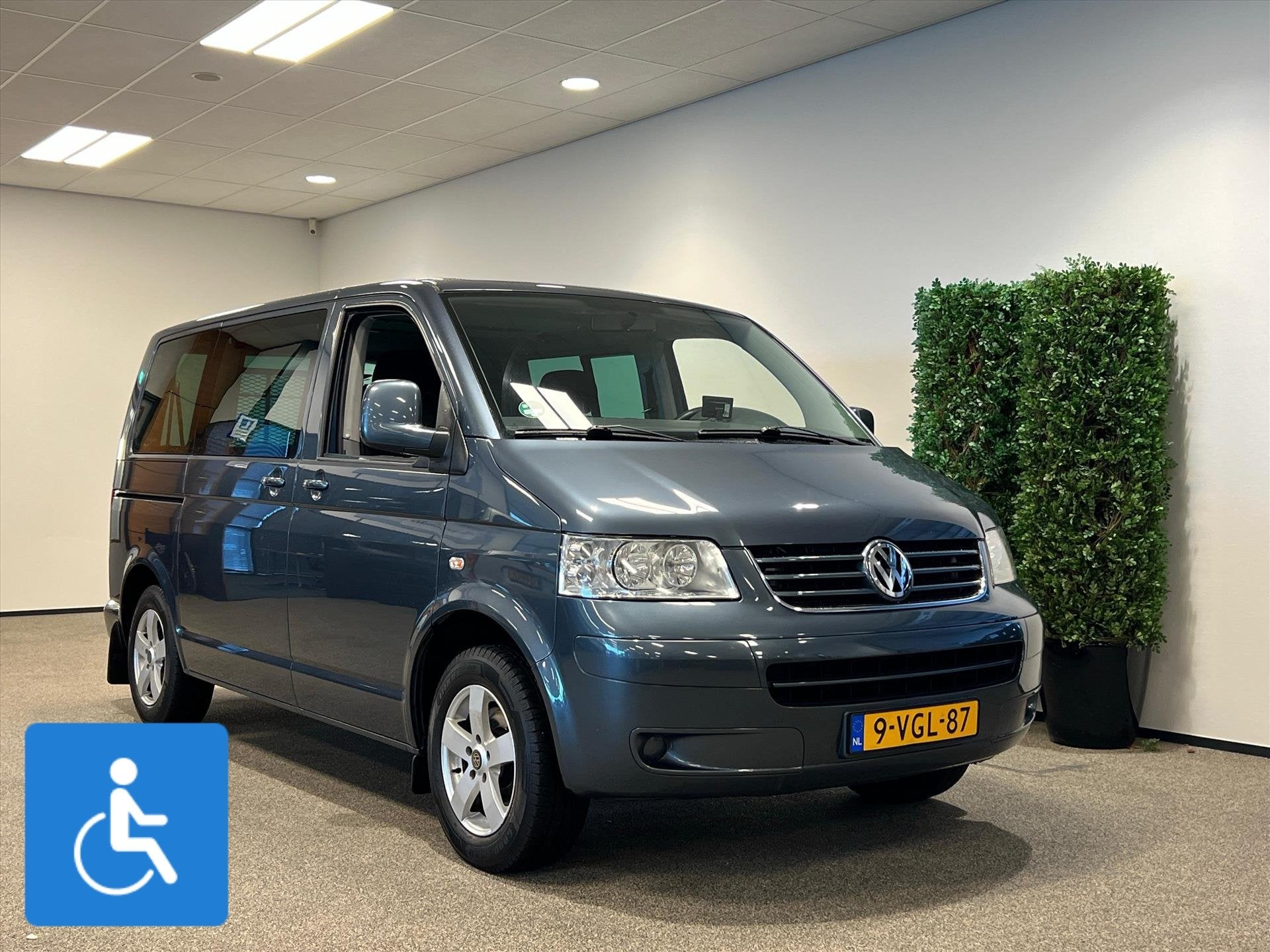 Volkswagen Caravelle L1H1 Rolstoelbus (airco achterin), 12 maanden, Stof, Gebruikt, Zwart
