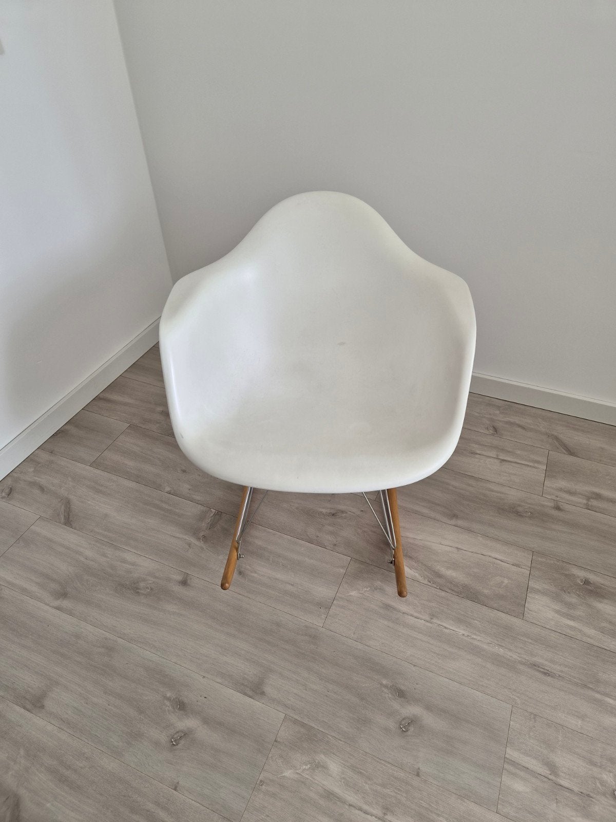 Witte schommelstoel in Eames-stijl, Huis en Inrichting, Ophalen, Wit, Hout, Eén
