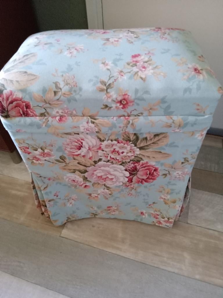 Gebloemd bankje  of voetenbankje, Ophalen, Minder dan 50 cm, 50 tot 75 cm, Zo goed als nieuw