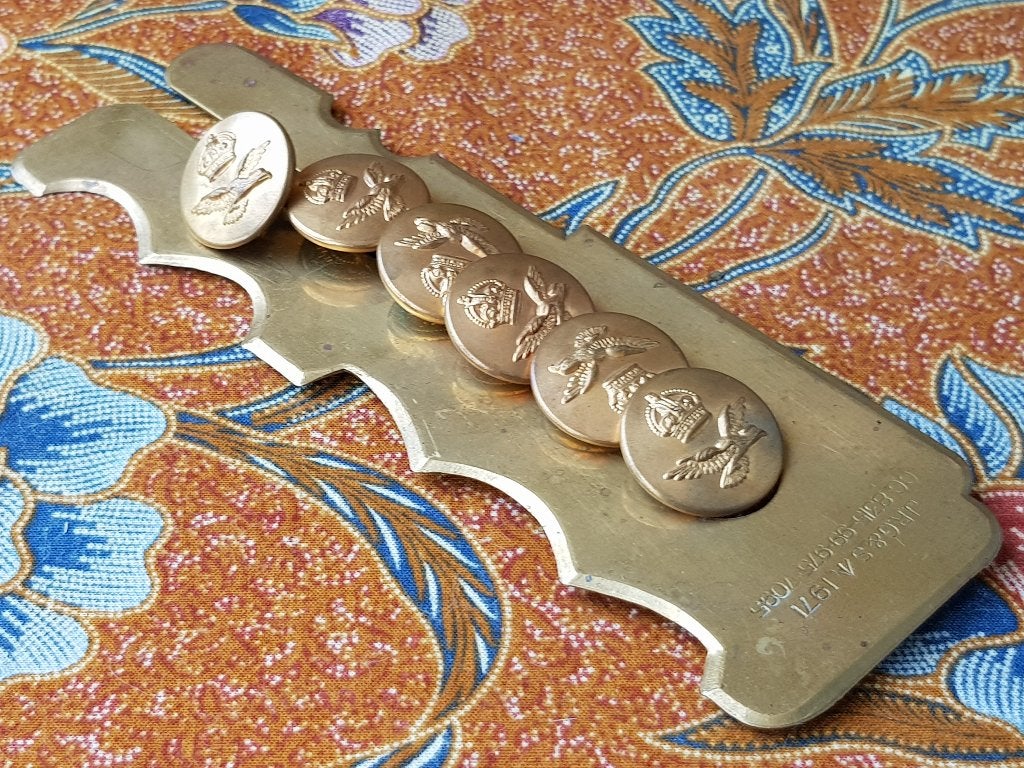 Mooie oude Engelse militaria knopenreiniger met zes knopen., Ophalen of Verzenden, Koper