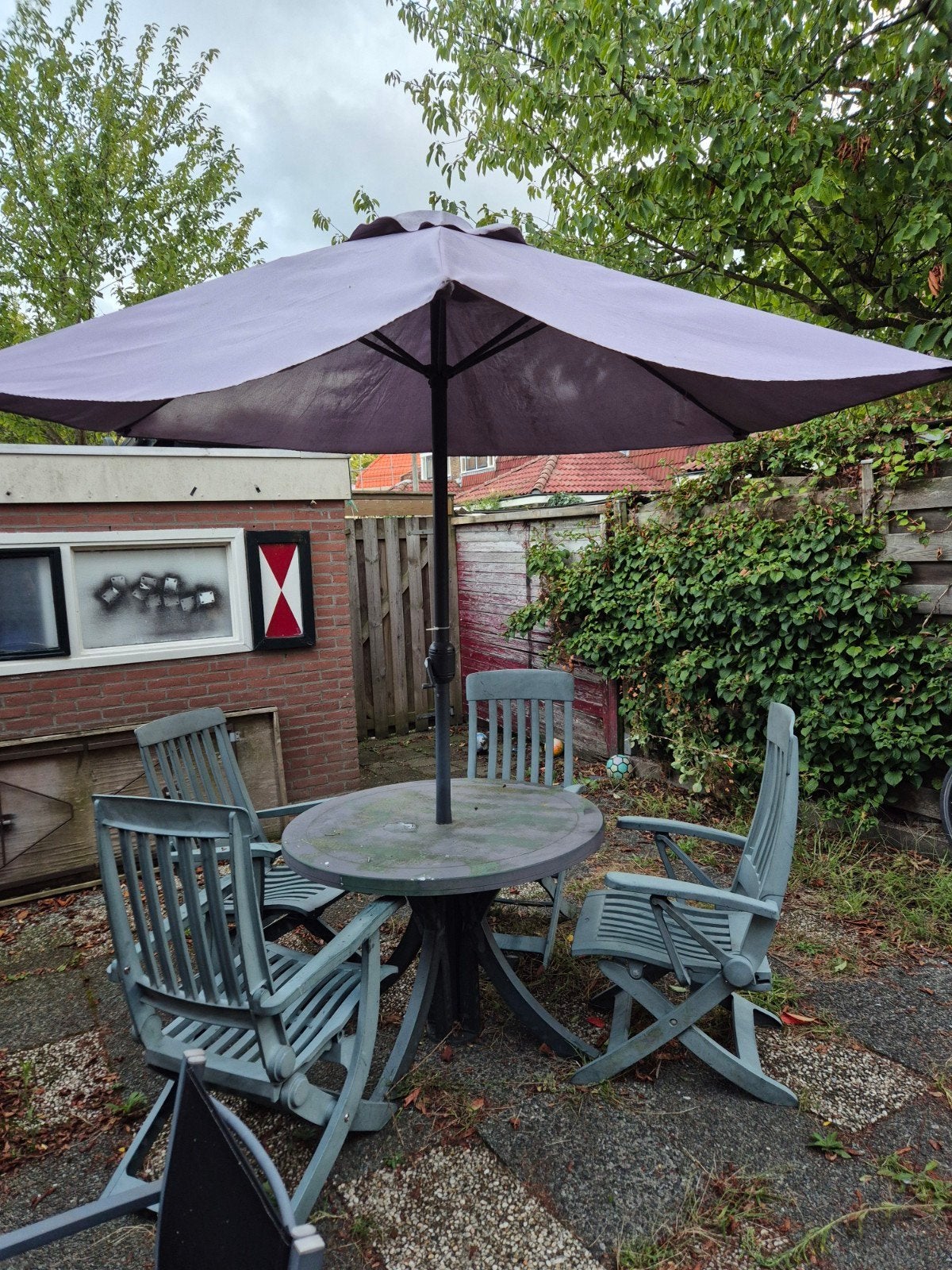 Sterke tuinset met parasol - al 15 jaar trouwe dienst!, Ophalen, 4 zitplaatsen, Kunststof, Gebruikt