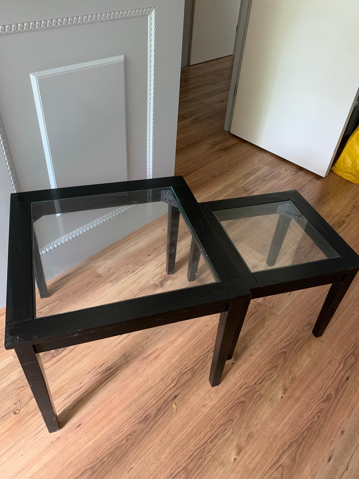 Set van 2 donkerbruine bijzettafeltjes met glazen blad, Huis en Inrichting, Tafels | Bijzettafels, Minder dan 55 cm, Gebruikt